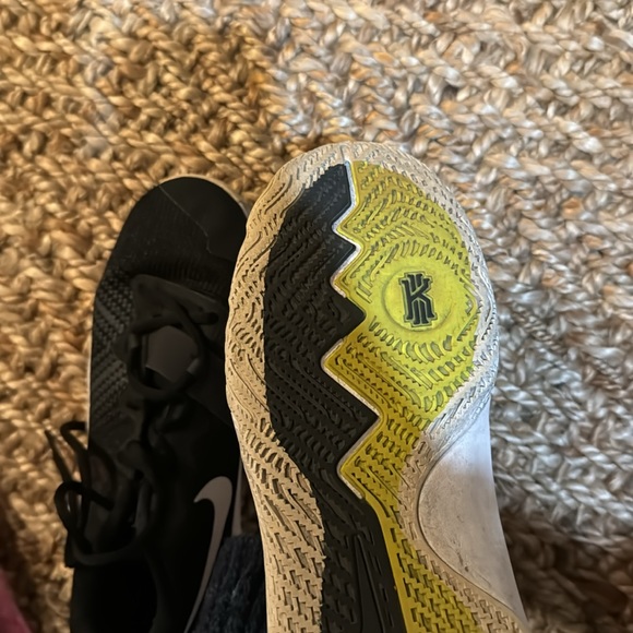 Kyrie Nike Sneakers - Picture 3 of 5